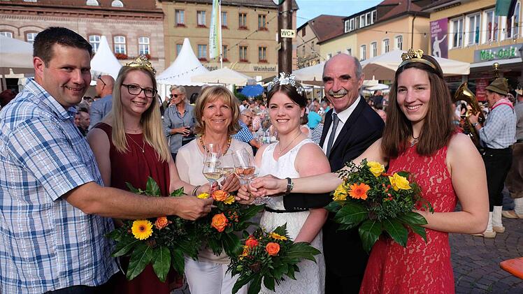 Stefan Ruppert, Miriam Gössmann-Schmitt, Rita Schaupp, Annika Kuchenbrod, Adolf Steinmann und Marlene Büttner stoßen an.Foto: Gerd Schaar