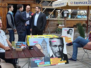 Optimistisch: (Stehend von rechts) Daniel Föst, Spitzenkandidat der bayerischen FDP, Nicolas Thoma, Direktkandidat der FDP für den Wahlkreis, bei einem Interview. Sitzend links Dr. Hans-Joachim Hofstetter, Kreisvorsitzender FDP.  Foto: Werner Vogel