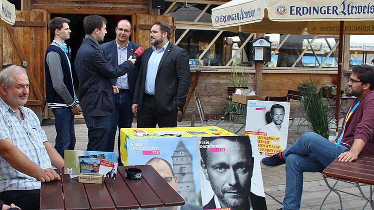 Optimistisch: (Stehend von rechts) Daniel Föst, Spitzenkandidat der bayerischen FDP, Nicolas Thoma, Direktkandidat der FDP für den Wahlkreis, bei einem Interview. Sitzend links Dr. Hans-Joachim Hofstetter, Kreisvorsitzender FDP.  Foto: Werner Vogel