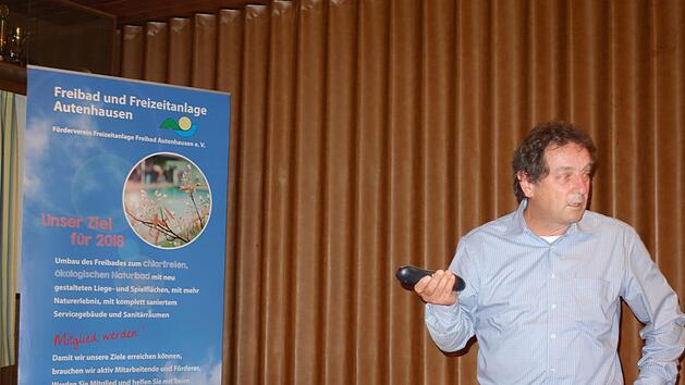 Der "Motor" der Bad-Umgestaltung, Vorsitzender Andreas Gs&auml;nger, geht mit viel Elan zu Werke. Foto: Doris Weidner