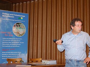 Der "Motor" der Bad-Umgestaltung, Vorsitzender Andreas Gsänger, geht mit viel Elan zu Werke. Foto: Doris Weidner