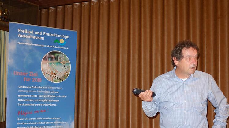 Der "Motor" der Bad-Umgestaltung, Vorsitzender Andreas Gsänger, geht mit viel Elan zu Werke. Foto: Doris Weidner
