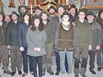 Die erfolgreichen Absolventen der Jägerschule mit Ausbildern und Jagd-Funktionären aus dem Landkreis Kronach Foto: Karl-Heinz Hofmann