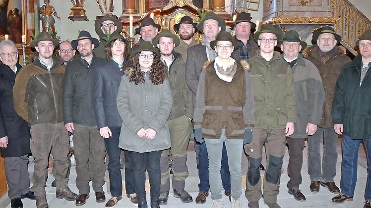 Die erfolgreichen Absolventen der Jägerschule mit Ausbildern und Jagd-Funktionären aus dem Landkreis Kronach Foto: Karl-Heinz Hofmann