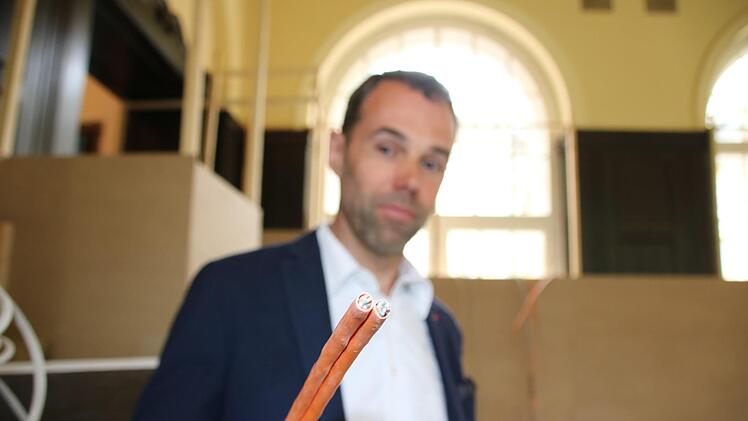 Breunig zeigt zwei der neuen siebenpoligen Datenkabel.