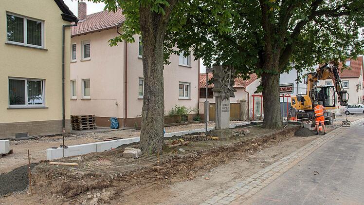 Die Bauarbeiten am Platz an der Linde in Untertheres werden aus verschiedenen Gründen zwischen 6000 und 7000 Euro teurer kommen als geplant.Ulrike Langer