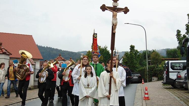 Vorneweg das Kreuz. Der feierliche Festzug läutete das Jubiläum ein.