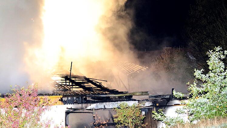 Brand einer Lagerhalle in Autenhausen am Sonntagmorgen Foto: Michael Stelzner