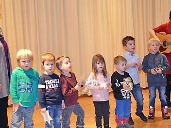 Die Kinder der "Delfin-Gruppe" der evangelischen Kindertagesstätte "Grünschnabel" erfreuten die Senioren mit dem Lied "Schön und fein - Zauberschein". Foto: Thomas Micheel
