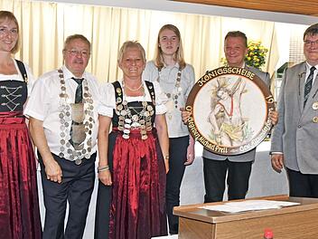 Die neuen Reuther Majstäten mit Zweiter Vorsitzender Nadja Jörger (l.) und Vorsitzendem Hubertus Weiß (r.)  Foto: Heidi Amon