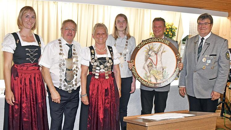 Die neuen Reuther Majstäten mit Zweiter Vorsitzender Nadja Jörger (l.) und Vorsitzendem Hubertus Weiß (r.)  Foto: Heidi Amon