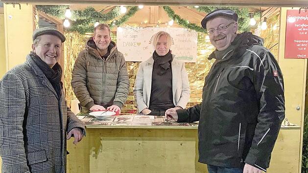 Vier Freunde, vier Pr&auml;sidenten, eine tolle Idee (von links): Karl-Peter Wittig (Lions Club Kronach), Markus St&ouml;ckert (Kiwanis), Hajo Barnickel (Lions Club Kronach Festung Rosenberg) und Thomas Teuchgr&auml;ber (Rotary Club Kronach) verkaufen hei&szlig;e Suppe an kalten Adventsabenden f&uuml;r den guten Zweck.  Foto: Sabine Raithel