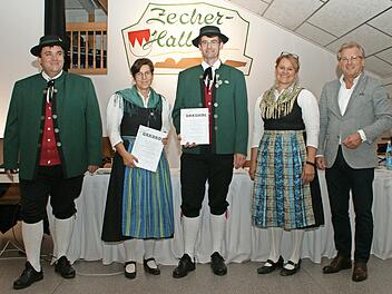 Ehrungen für langjährige Tätigkeit im Vereinsausschuss. Zweiter Vorsitzender Holger Bogdanski (links), Vorsitzende Bettina Rubel und Bürgermeister Rainer Detsch (rechts) durften Silvia Rebhan (2. v.l.) und Georg Nickol (Mitte) auszeichnen.