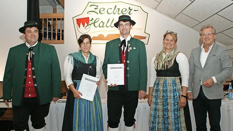 Ehrungen für langjährige Tätigkeit im Vereinsausschuss. Zweiter Vorsitzender Holger Bogdanski (links), Vorsitzende Bettina Rubel und Bürgermeister Rainer Detsch (rechts) durften Silvia Rebhan (2. v.l.) und Georg Nickol (Mitte) auszeichnen.