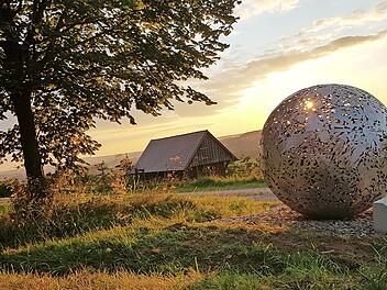 Erwirbt die Gemeinde Kirchehrenbach die Erzählkugel? Und wenn ja, wo soll sie aufgestellt werden?