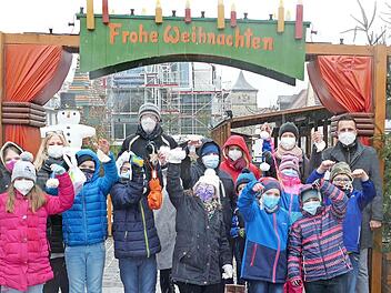 Die Schülerinnen und Schüler der Maximilian-Kolbe-Schule mit Lehrkräften bei der Übergabe des selbst gemachten Christbaumschmuckes an Ersten Bürgermeister Andreas Hügerich, der den fleißigen Bastlerinnen und Bastlern herzlich dankte