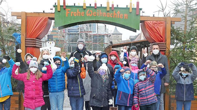 Die Schülerinnen und Schüler der Maximilian-Kolbe-Schule mit Lehrkräften bei der Übergabe des selbst gemachten Christbaumschmuckes an Ersten Bürgermeister Andreas Hügerich, der den fleißigen Bastlerinnen und Bastlern herzlich dankte