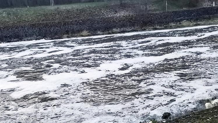 Bamberg: Massenhaft Schaum auf der Regnitz -  so kam es dazu