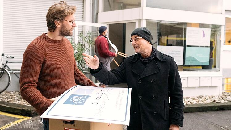 Griesgram Gregor (Christian Berkel, rechts) und sein neuer Nachbar, der Paartherapeut Josua Quinn (Ulrich Brandhoff), stehen von Anfang an auf Kriegsfu&szlig; miteinander.