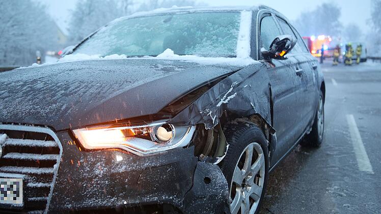 Fahrer (24) von Auto gerammt -  verletzt im Krankenhaus