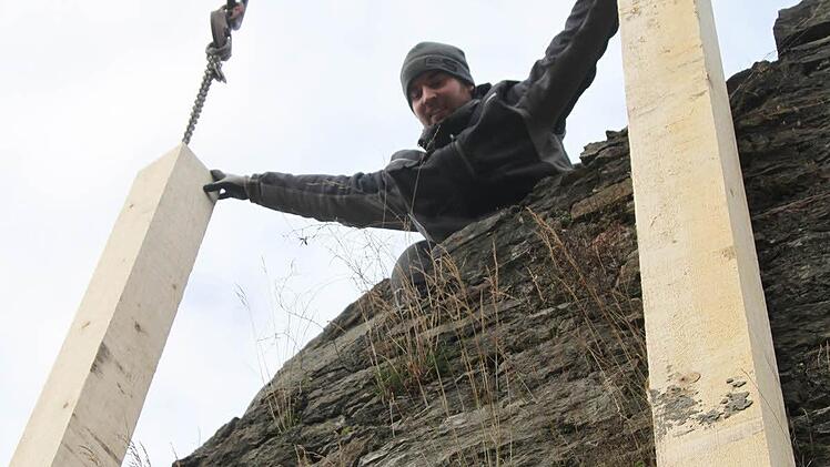 Jonas Janorschke positioniert die Stützen.