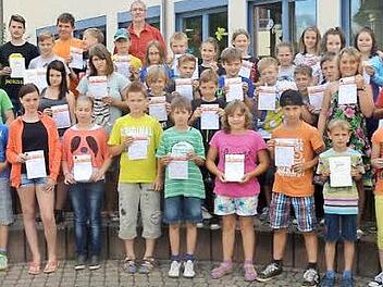 Die Schüler der Grund- und Mittelschule Pressig sind gute Sportler. Bei einer Siegesfeier erhielten sie ihre Ehrenurkunden und das Deutsche Sportabzeichen. Mit im Bild sind Rektor Reinhard Horn (rechts hinten) und Sportbeauftragter Hartmut Weber (hinten, Mitte).  Foto: K.- H. Hofmann