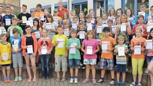 Die Schüler der Grund- und Mittelschule Pressig sind gute Sportler. Bei einer Siegesfeier erhielten sie ihre Ehrenurkunden und das Deutsche Sportabzeichen. Mit im Bild sind Rektor Reinhard Horn (rechts hinten) und Sportbeauftragter Hartmut Weber (hinten, Mitte).  Foto: K.- H. Hofmann