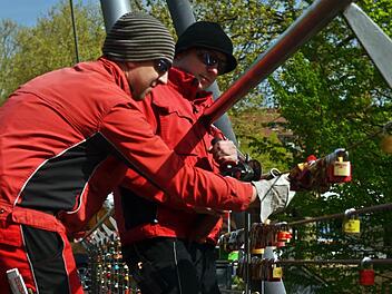 Thomas und Markus gehen den Liebesschlössern an den Kragen. Foto: Pelke