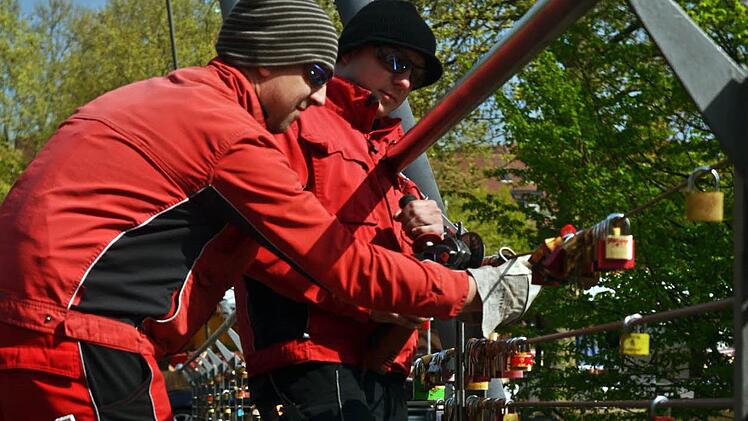 Thomas und Markus gehen den Liebesschlössern an den Kragen. Foto: Pelke
