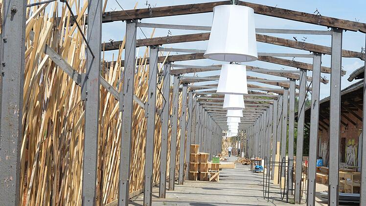 Dieser Teil der ehemaligen Pakethalle sollte eigentlich abgerissen werden. Jetzt wurde er für die 27. Designtage herausgeputzt. Fotos: Ronald Rinklef
