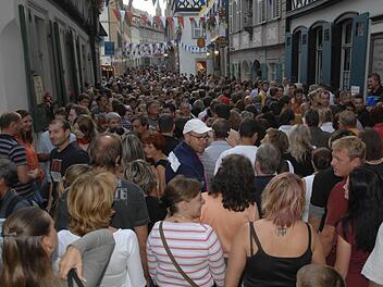 Niemand mag sich den Fall vorstellen, dass das Festgebiet während der Sandkirchweih evakuiert werden muss, Doch genau mit solchen Szenarien beschäftigt sich das geforderte Sicherheitskonzept.  Foto: Ronald RInklef