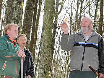 Förster Peter Nützel (rechts) informierte die Waldbesitzer über nachhaltige Waldwirtschaft. Foto: Katharina Müller-Sanke