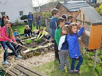 Die "Forscherkids" des Obst- und Gartenbauvereins Neukenroth freuen sich über ihr neues Insektenhotel und legen gerade noch letzte Hand an. Andere Kinder pflanzten und säten Beeren und Kräuter im Forscherkidsgarten, der ein Blickfang in der Ortsmitte von Neukenroth ist. Mit im Bild einige Betreuer vom Obst- und Gartenbauverein  Foto: K.- H. Hofmann