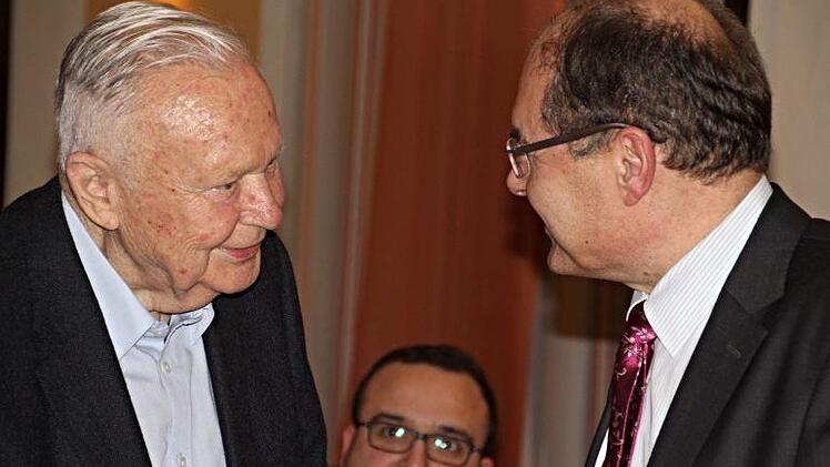 Stefan Böhm (Mitte), Vorsitzender der JU Maroldsweisach, hört gespannt zu, was sich Albert Meyer, Staatssekretär a.D., und Bundesminister Christian Schmidt zu sagen haben.