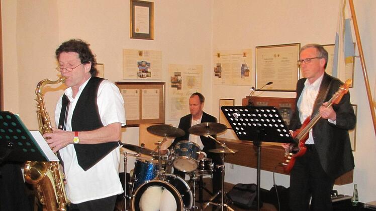Man kennt sie eigentlich vor allem vom Sambafestival: die Blue Monk Jazz Band! Mit dabei sind die Pfarrer Hartmut Braune Bezold (links) und Rolf Gorny (rechts). Foto: Martin Koch