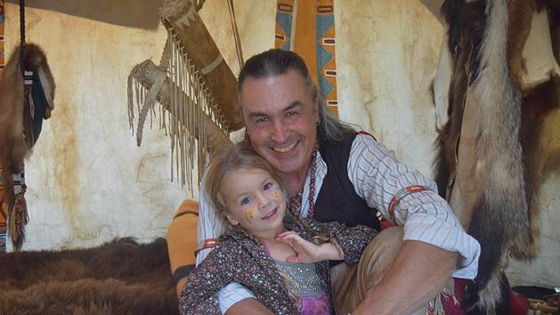 Fred Bardutzky, hier mit seiner drei Jahre alten Enkelin Manuk, hat auch bei schlechtem Wetter im Tipi &uuml;bernachtet. Foto: Daniela Pondelicek