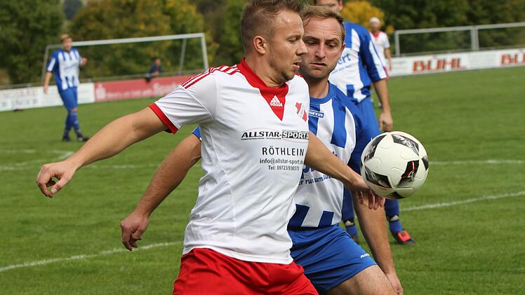 Der Limbacher Jan Fischer (links) wird  hautnah vom Lußberger Matthias Fischer abgeschirmt.