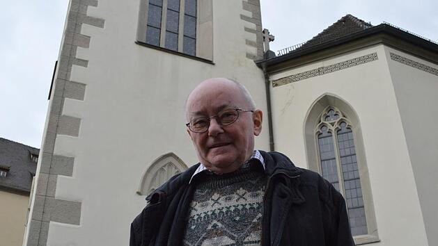 Abschied: Pfarrer Manfred Finger vor der Kirche in Poppenlauer.  Isolde Krapf