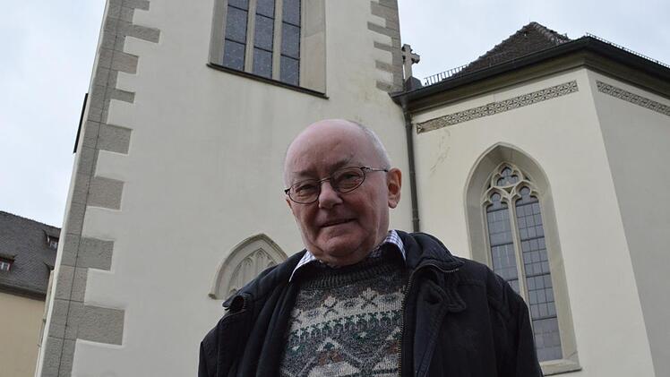 Abschied: Pfarrer Manfred Finger vor der Kirche in Poppenlauer.  Isolde Krapf