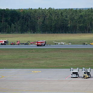 Zweimotorige Maschine von Landebahn am Nürnberger Flughafen abgekommen