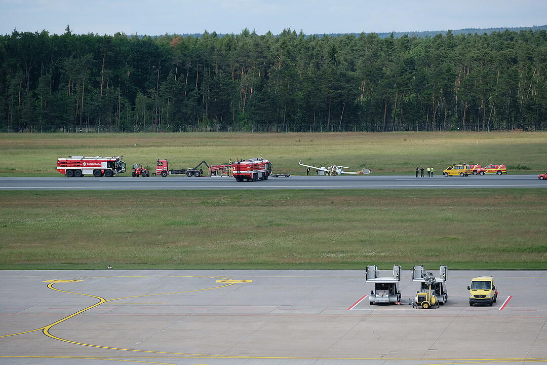Zweimotorige Maschine von Landebahn am Nürnberger Flughafen abgekommen