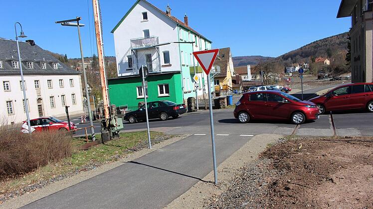 Am Hammelburger Berg ist die Einsicht für Radfahrer in die Bahnhofstraße schlecht. Foto: Julia Raab