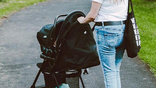 Im N&uuml;rnberger Westen wurde ein Mann von zwei Frauen mit Kinderwagen bestohlen. Die Polizei bittet nun um Hinweise. Symbolfoto: Lisa Fotios/pexels.com