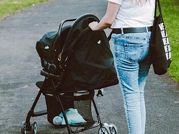 Im Nürnberger Westen wurde ein Mann von zwei Frauen mit Kinderwagen bestohlen. Die Polizei bittet nun um Hinweise. Symbolfoto: Lisa Fotios/pexels.com