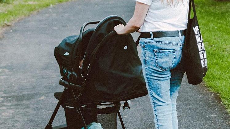 Im Nürnberger Westen wurde ein Mann von zwei Frauen mit Kinderwagen bestohlen. Die Polizei bittet nun um Hinweise. Symbolfoto: Lisa Fotios/pexels.com