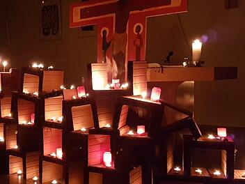 Eigens für den Taizé-Gottesdienst wird eine Mauer in der evangelischen Kirche aufgebaut, in die Lichter gestellt werden können.Karin Fischer