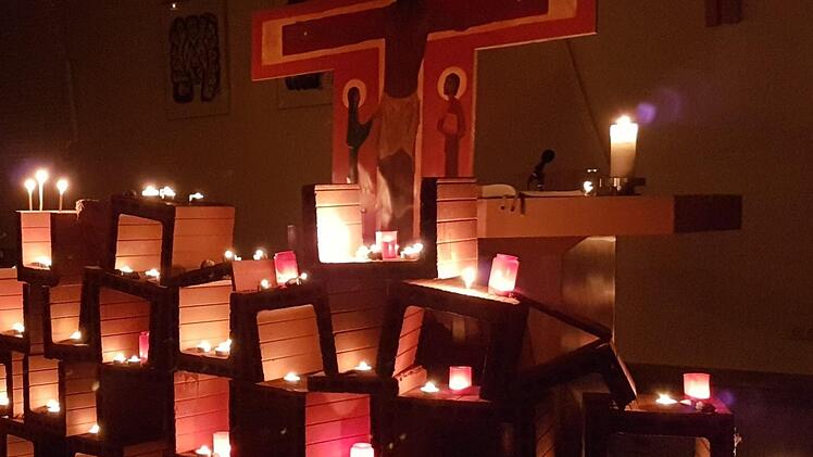 Eigens für den Taizé-Gottesdienst wird eine Mauer in der evangelischen Kirche aufgebaut, in die Lichter gestellt werden können.Karin Fischer