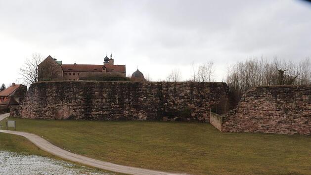 Auf diesem Gel&auml;nde - einst als Reitgel&auml;nde genutzt - soll einmal ein Parkplatz f&uuml;r Besucher der Plassenburg entstehen. Unklar ist bislang noch, wie die Autofahrer dahin kommen sollen. Eine m&ouml;gliche Zufahrt durch den Buchwald wird derzeit kontrovers diskutiert.Foto:  Katrin Geyer