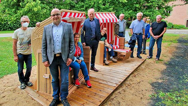 Zur Er&ouml;ffnung des Bildh&auml;user Strandes kamen neben M&uuml;nnerstadts B&uuml;rgermeister Michael Kastl (CSU) auch die Mitglieder des  F&ouml;rdervereins Behinderteneinrichtung Maria Bildhausen. Foto: Dieter Britz