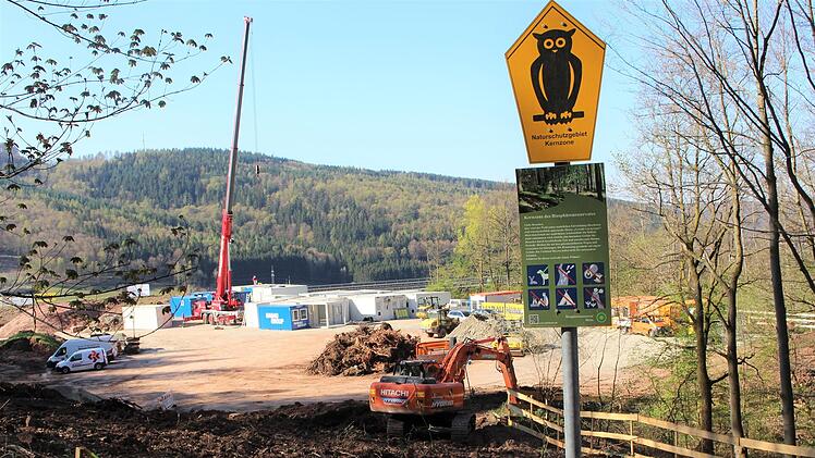 Rund um die Talbrücke Römershag muss der Bewuchs weichen. Hier hat die Bauleitung ihren Sitz. Direkt darunter ist ein Wohngebiet. Foto: Julia Raab